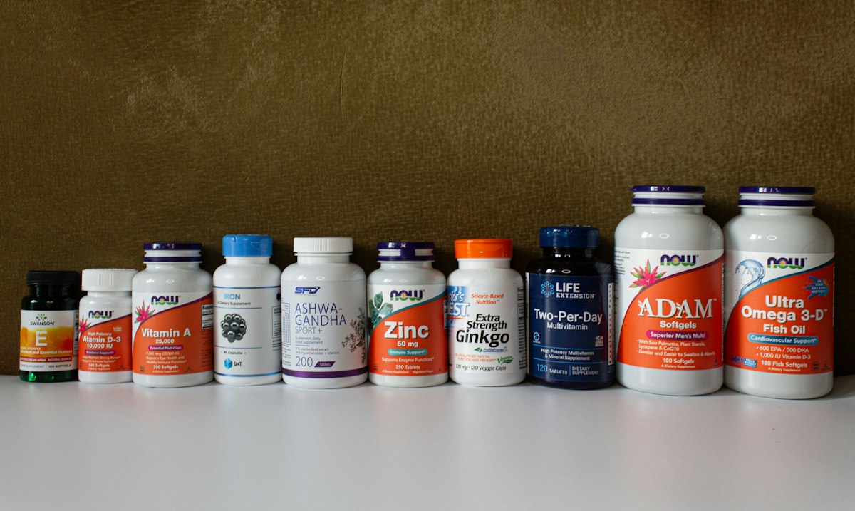 Hombre en entrenamiento físico con vitaminas para resistencia